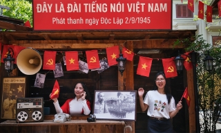 Giới trẻ hào hứng “check in” quán cà phê Hà Nội rực sắc đỏ